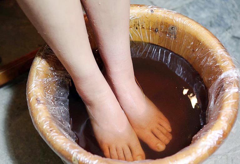 Nấu nước lá ngải dại dùng để ngâm rửa vùng da bị viêm da cơ địa