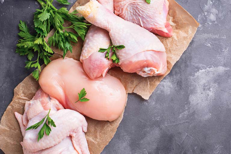 Thịt gà là thực phẩm chứa rất nhiều dưỡng chất có lợi cho sức khỏe người bệnh