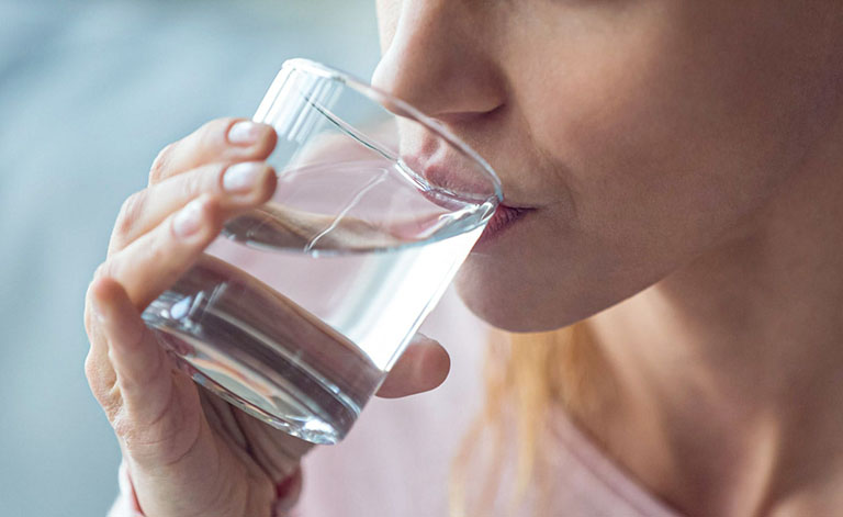 bị đau dạ dày nên uống nước gì