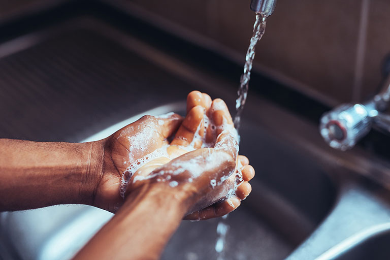 Rửa tay bằng xà phòng sau khi đi vệ sinh và trước khi ăn là biện pháp ngăn ngừa lây nhiễm vi khuẩn Hp hiệu quả