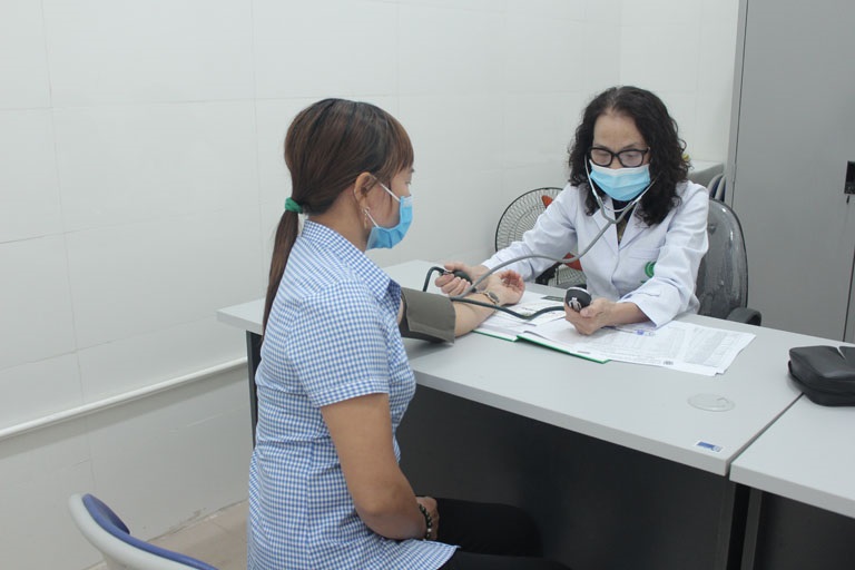 Hình ảnh thầy thuốc ưu tú, bác sĩ CKII Lê Phương trực tiếp thăm khám cho bệnh nhân