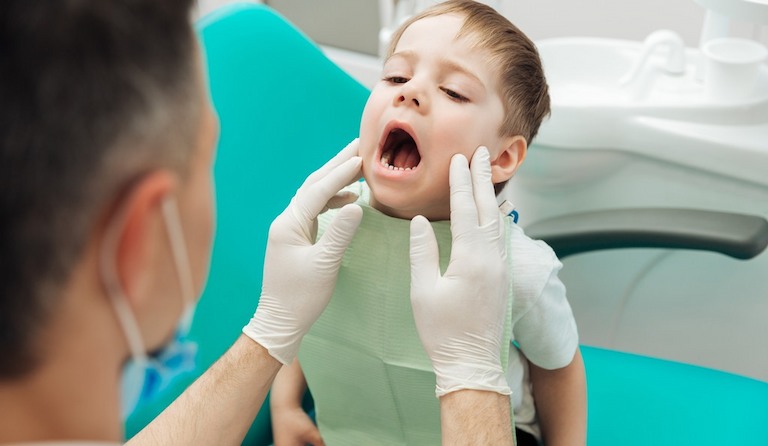 Bé 4 tuổi bị sâu răng cần đến nha khoa để được bác sĩ thăm khám và điều trị