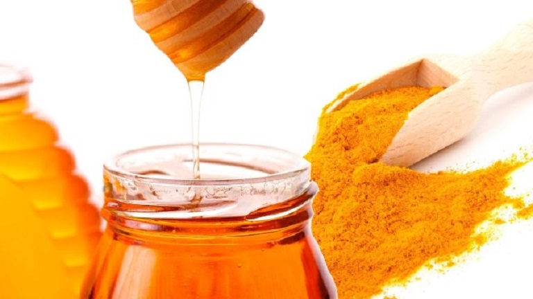 Mật ong và bột nghệ hỗ trợ rất tốt cho người bị trào ngược dạ dày