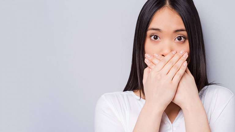 Khi bị viêm amidan mạn tính, người bệnh có thể thấy cổ họng luôn trong tình trạng mùi hôi khó chịu
