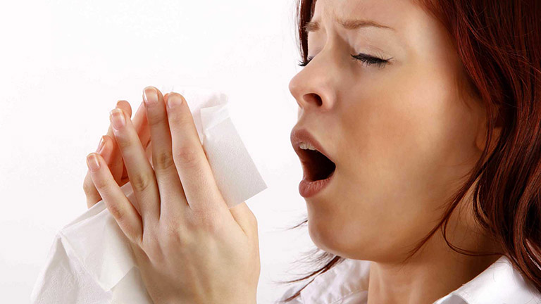 Viêm mũi dị ứng gây ra nhiều triệu chứng như ho, hắt hơi,...