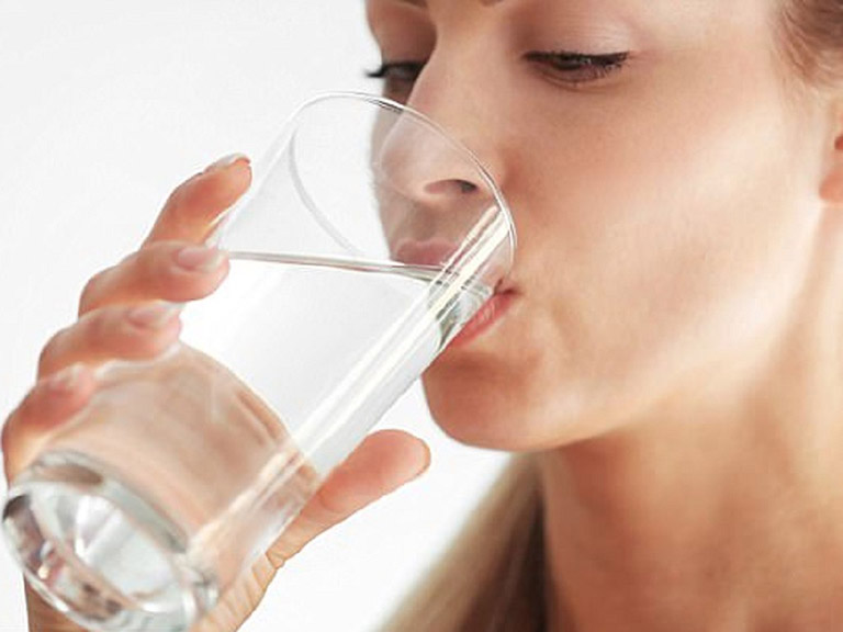 Uống nước giúp nâng cao sức khỏe cũng như tốt cho phụ nữ bị viêm nhiễm phụ khoa
