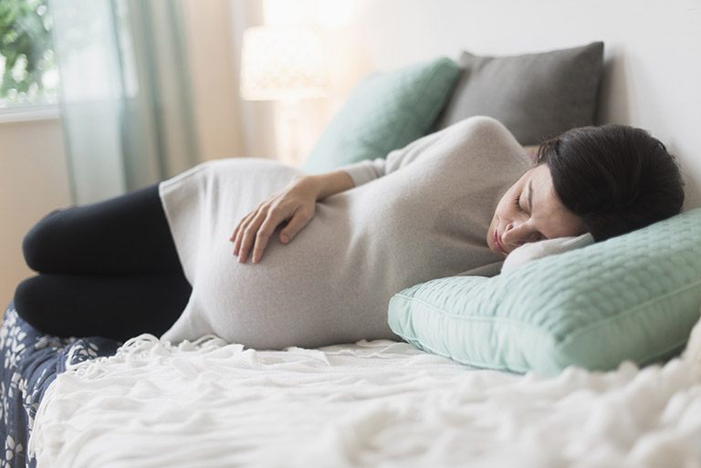 Khi mang thai, mẹ nên ngủ 8 tiếng mỗi đêm và tối thiểu 30 phút vào buổi trưa