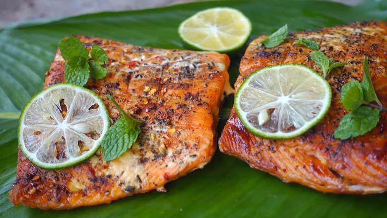 Cá hồi nướng tiêu xanh giúp giảm lượng purin
