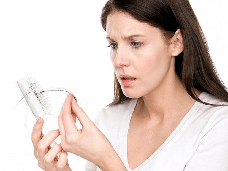 Tóc rụng quá nhiều có thể là dấu hiệu cảnh báo bệnh lý