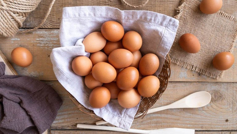 Trứng gà chứa biotin có thể giúp nuôi dưỡng chân tóc và giúp tóc khỏe mạnh