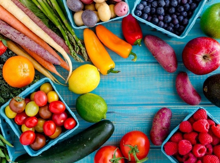 Rau xanh và hoa quả là những thực phẩm người dị ứng nên ăn