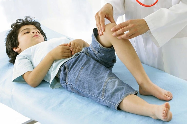 Khô khớp gối ở trẻ em là tình trạng suy giảm dịch khớp khiến cho khớp bị cứng và gây đau