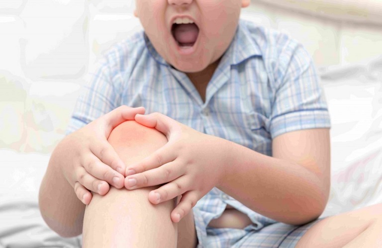 Trẻ bị khô khớp sẽ thường xuyên có biểu hiện đau tại khớp