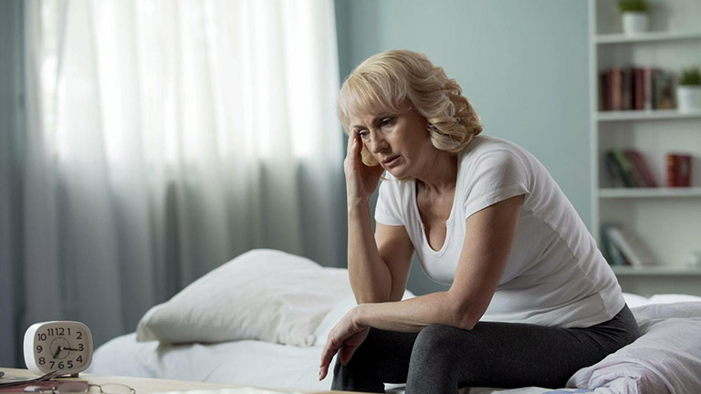 Phụ nữ tiền mãn kinh phải đối mặt với các rối loạn về tâm lý do thiếu ngủ, mất ngủ trầm trọn