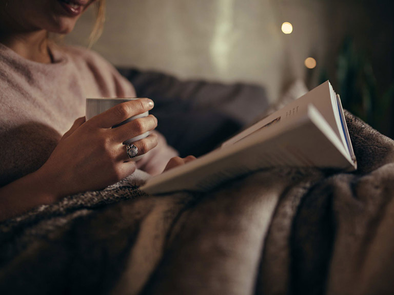 Nghe nhạc, đọc sách có thể giúp cải thiện giấc ngủ