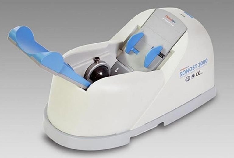 Máy SONOST 2000 được sử dụng để đo loãng xương ở gót chân sử dụng sóng siêu âm