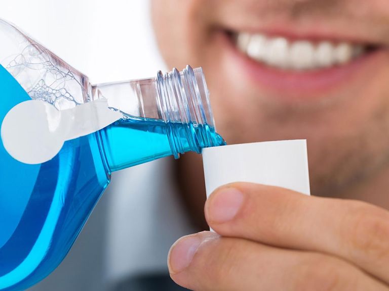 Sử dụng nước súc miệng để loại bỏ hết các mảng bám trên răng