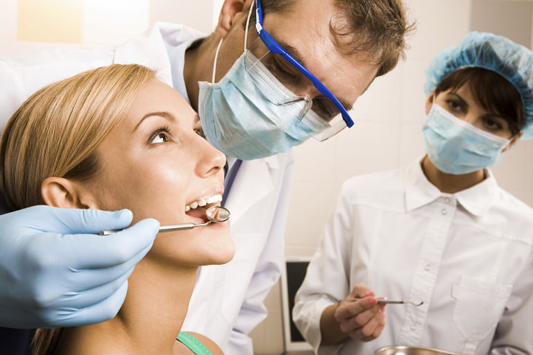 Thăm khám nha khoa định kỳ để bác sĩ kiểm tra chặt chẽ sự phát triển của răng