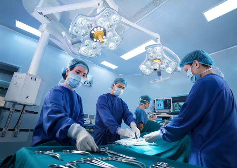 Phẫu thuật là phương pháp ngoại khoa thường áp dụng cho tình trạng khẩn cấp