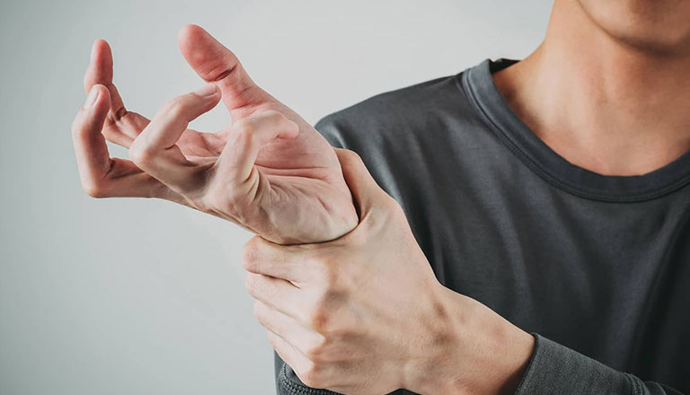 Gout ở cổ tay khiến bệnh nhân khó khăn trong các cử động bưng bê