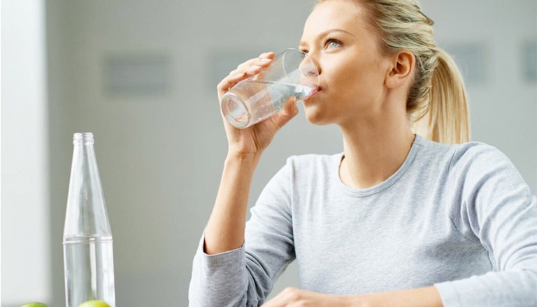 Uống nhiều nước để đào thải uric tốt hơn
