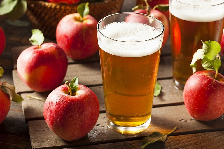 Bia và giấm táo là sự kết hợp hoàn hảo giúp loại bỏ và ngăn chặn sự xuất hiện của gàu