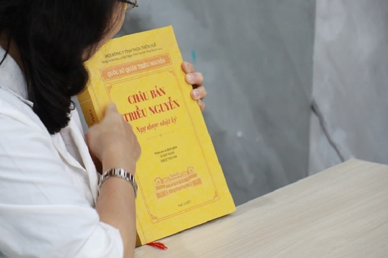 Bác sĩ Nguyễn Thị Vân Anh cầm trên tay cuốn “Châu Bản Triều Nguyễn – Ngự Dược Nhật Ký”