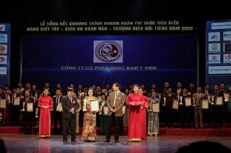 Ts.Bs Nguyễn Thị Vân Anh đại diện cho đơn vị Nhất Nam Y Viện nhận giải thưởng
