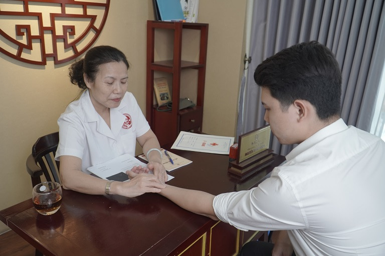 Bác sĩ Vân Anh khám bệnh cho anh Tuấn tại Nhất Nam Y Viện