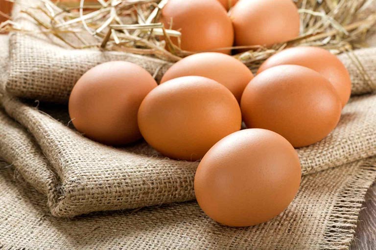 Trứng gà là nguyên liệu giúp trị rụng tóc sau sinh hiệu quả