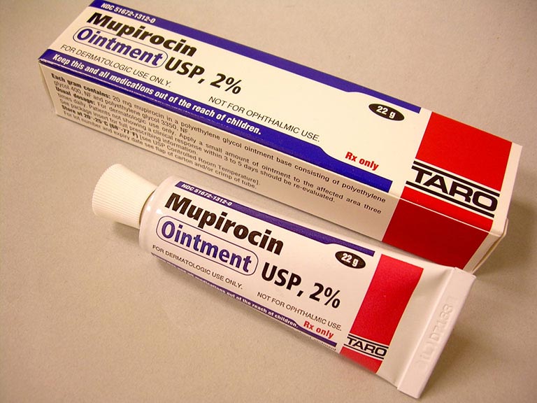 Mỡ Mupirocin là loại thuốc trị viêm nang lông bôi ngoài da được bác sĩ chỉ định