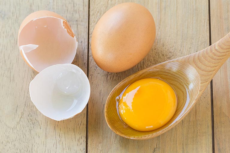 Lòng đỏ trứng gà có nhiều dưỡng chất tốt cho sức khỏe