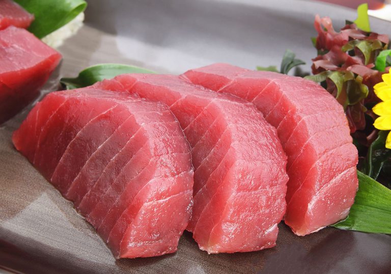 Thịt cá ngừ cung cấp nhiều dưỡng chất giúp lông mọc nhanh hơn