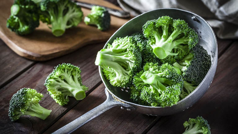 Một số loại rau có màu xanh đậm như rau bina, bông cải xanh chứa một lượng protein đáng kể. 