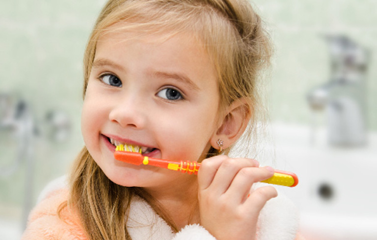 Hãy luôn dạy con chủ động giữ gìn vệ sinh răng miệng để tránh phát sinh bệnh viêm họng