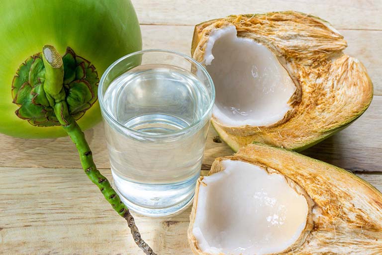 Nước dừa có chứa nhiều dưỡng chất, tốt cho sức khỏe của bé
