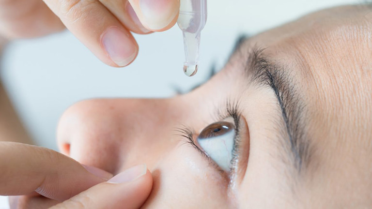 Mẹo chữa mắt bị cộm đơn giản bằng các loại thuốc nhỏ mắt tại nhà giúp loại bỏ các dị vật nhanh chóng
