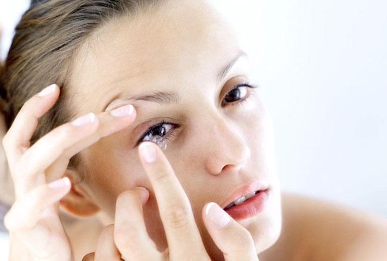 Hãy chú ý loại bỏ kính áp tròng trước khi thực hiện các bước vệ sinh hay xử lý dị vật trong mắt sau đó