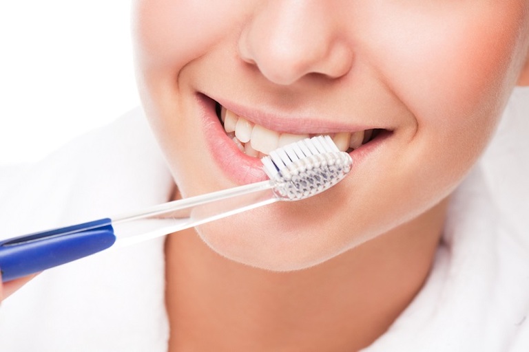 Hãy vệ sinh răng miệng đều đặn hàng ngày để giữ cho khoang miệng luôn sạch khuẩn
