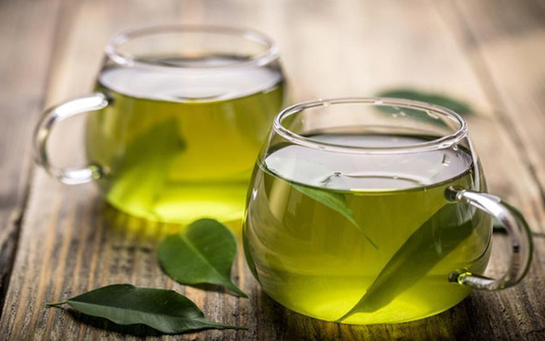 Lá trà xanh có chứa nhiều khoáng chất và các polyphenol giúp dịu niêm mạc, tiêu đờm