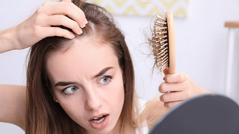 Stress và căng thẳng ở nữ giới cũng khiến cho tóc bị rụng nhiều hơn
