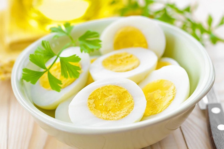 Trứng luộc là món ăn vô cùng quen thuộc thích hợp với người bị trào ngược