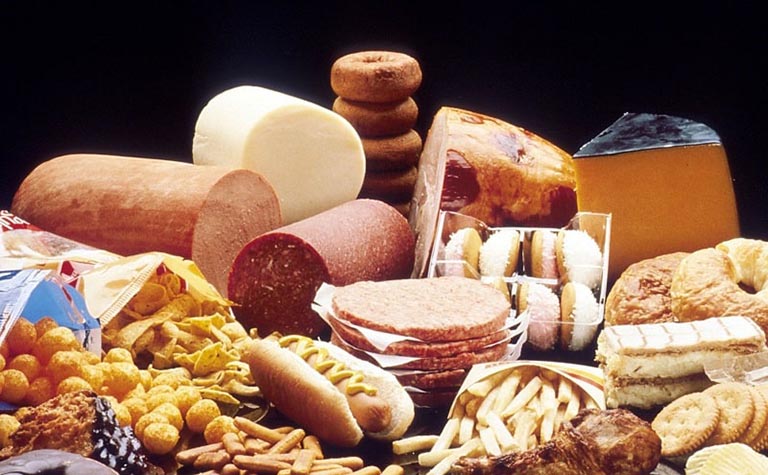 Người bị viêm da cơ địa cần tránh các thực phẩm nhiều chất béo