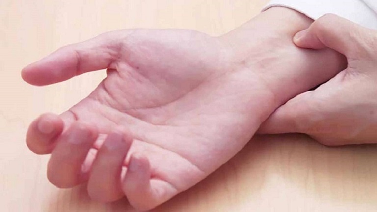 Huyệt đạp trên bàn tay cũng giúp giảm đau dạ dày hiệu quả