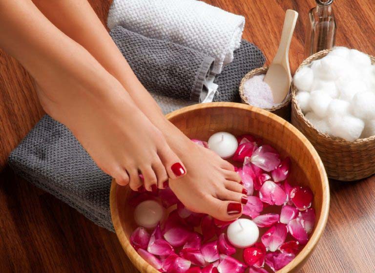 Chăm sóc da chân thường xuyên để phòng ngừa bị chai chân