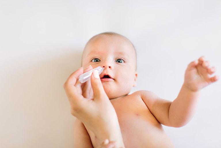 Vệ sinh mũi bằng nước muối sinh lý là cách chữa nghẹt mũi cho trẻ hiệu quả tại nhà