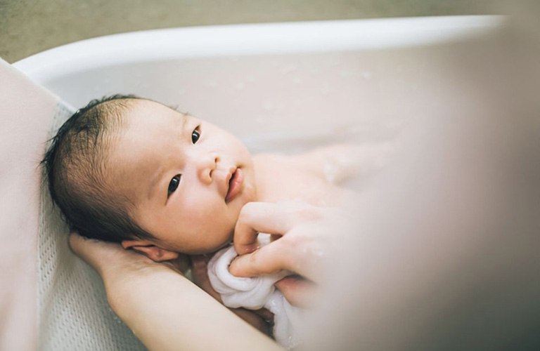 Tắm bằng nước ấm là cách chữa nghẹt mũi cho trẻ em hiệu quả 