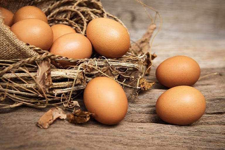Trị thâm mắt bằng trứng gà là cách làm đơn giản mà bạn có thể áp dụng ngay tại nhà