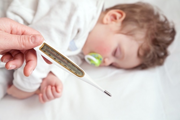 Để hạn chế tình trạng sốt của con, cha mẹ cần hết sức lưu ý trong quá trình con mọc răng