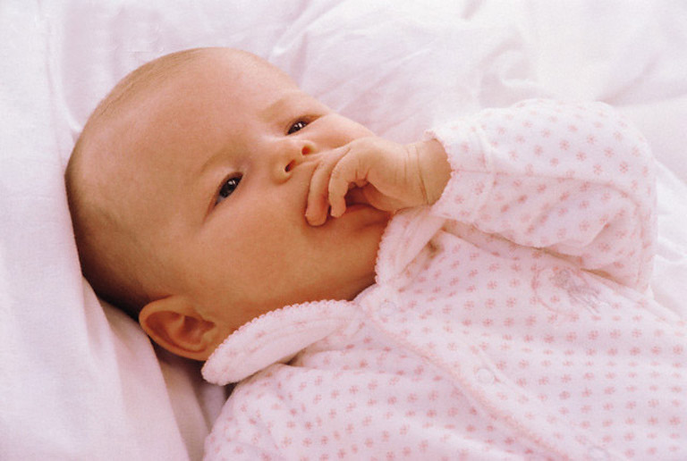 Hầu hết các trẻ nhỏ khi sinh ra đều có thói quen thích mút tay bởi chúng mang đến cảm giác an toàn